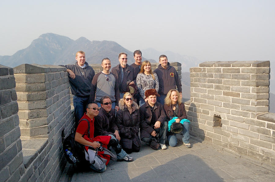 Туристы фотографируются в самой дальней точке Цзюйюнгуань (Великая Стена), Китай