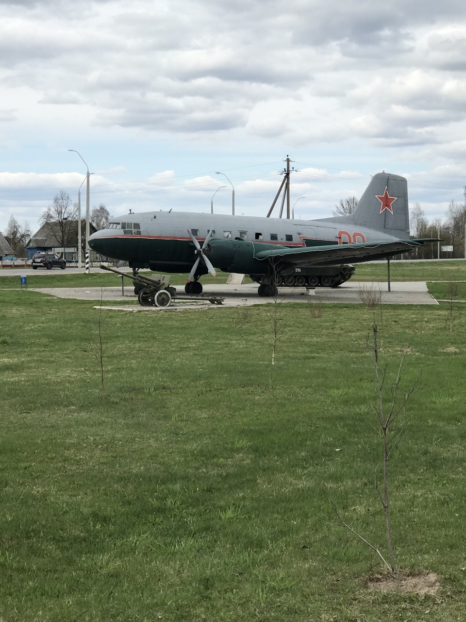 Памятник самолёту 