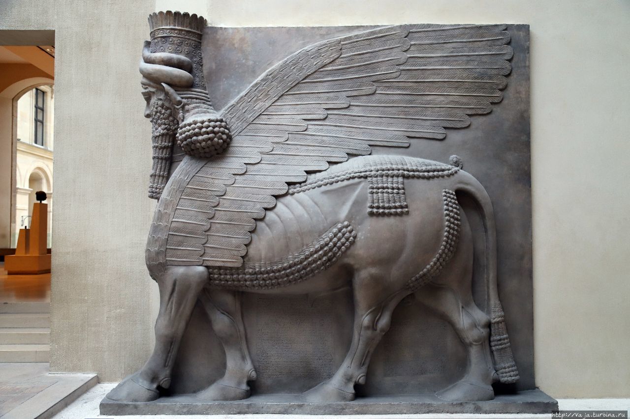 Асирийский крылатый бык, также именуется Шеду. Париж, Франция