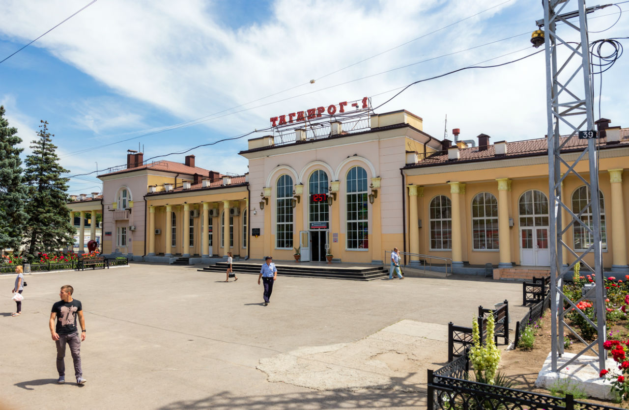 В Таганроге две ж/д станции. Таганрог-1 — это вокзал для спальных районов. Таганрог, Россия