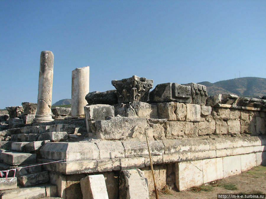 Древний город Гиераполис на вершине хлопковой крепости Памуккале (Иерополь античный город), Турция