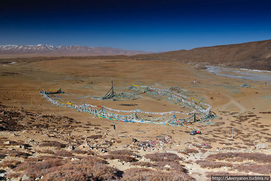 Лунгта (молитвенные флажки) у селения Таргбоче Тибет, Китай