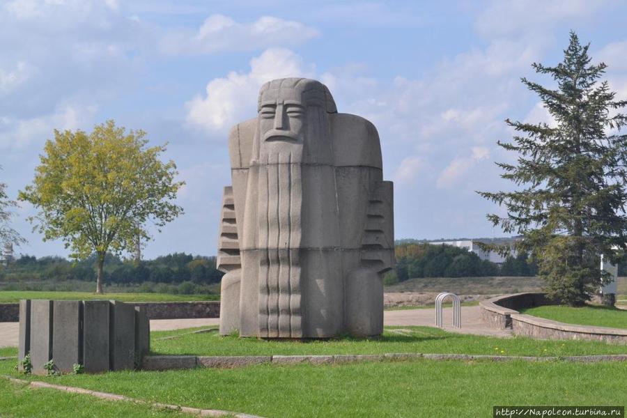 памятник Перкунасу Каунас, Литва