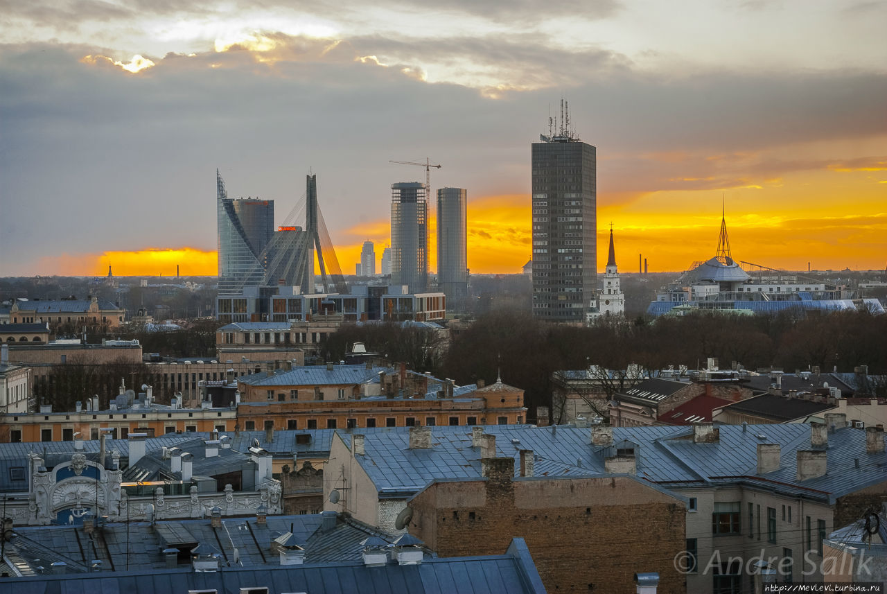 Панорама старого города на закате Рига, Латвия