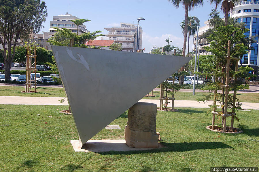 В парке скульптур на набережной Лимассола Лимассол, Кипр