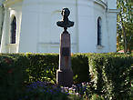Памятник Петру Великому, подарен городу в 1910 году лейб-гвардии Кексгольмским полком