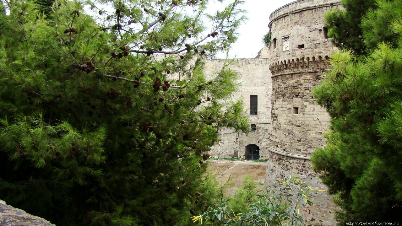 Замок (Castello Aragonese) Таранто, Италия