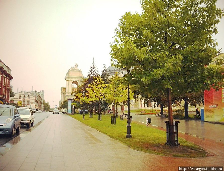 Здесь по направлению к морю проходит небольшая аллея: радует большое количество зелени в этом городе. Одесса, Украина