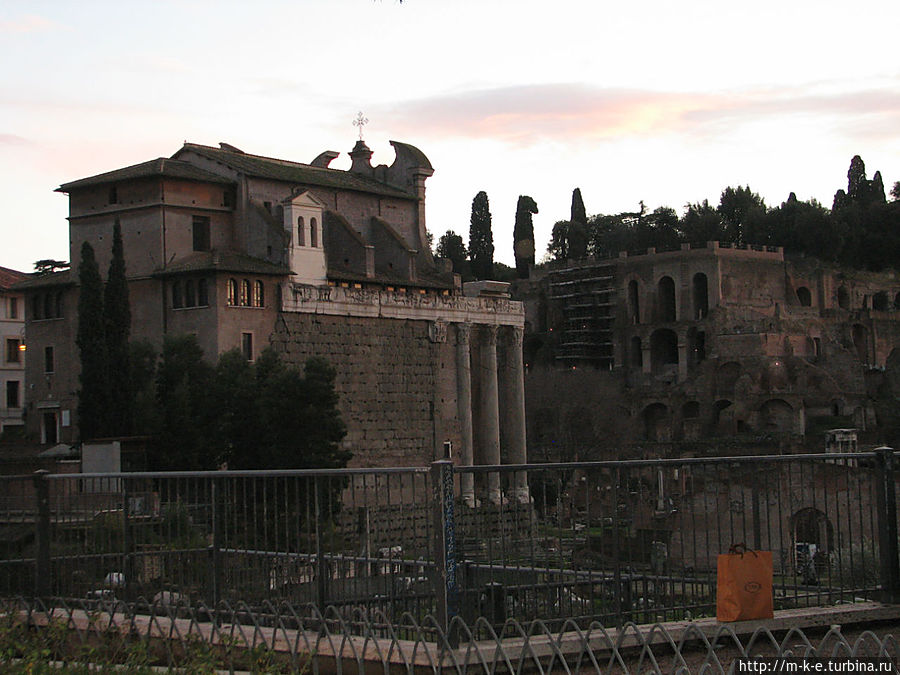 храм Антония и Фаустины Рим, Италия