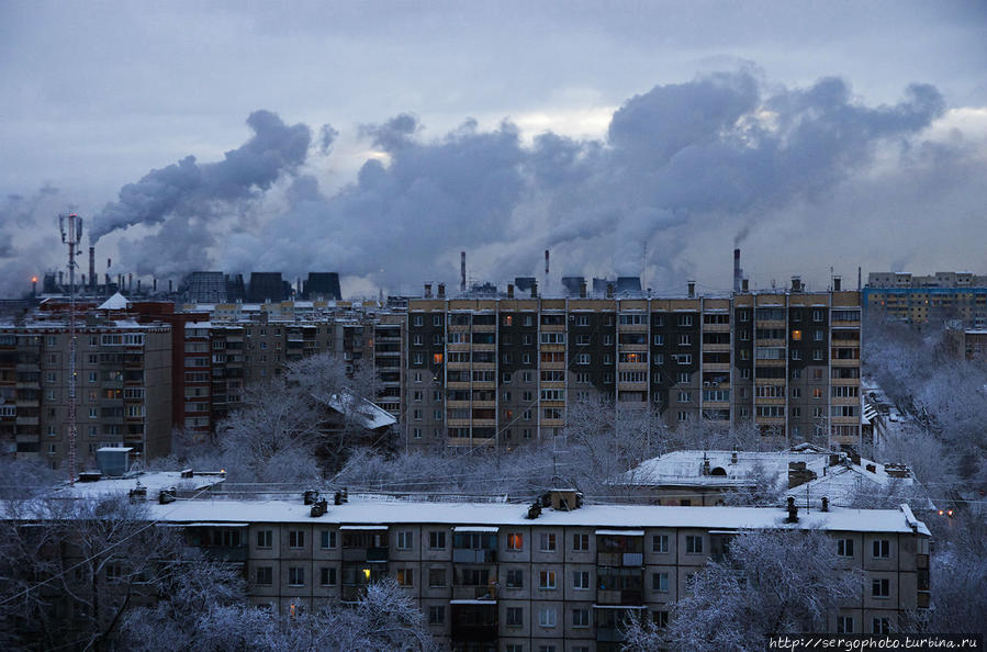 Вид на Челябинский металлургический комбинат с одного из жилых домов города. Близость предприятий к жилым домам пугает.