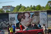 Берлинская стена. Не понимаю я эту нежную мужскую любовь!
