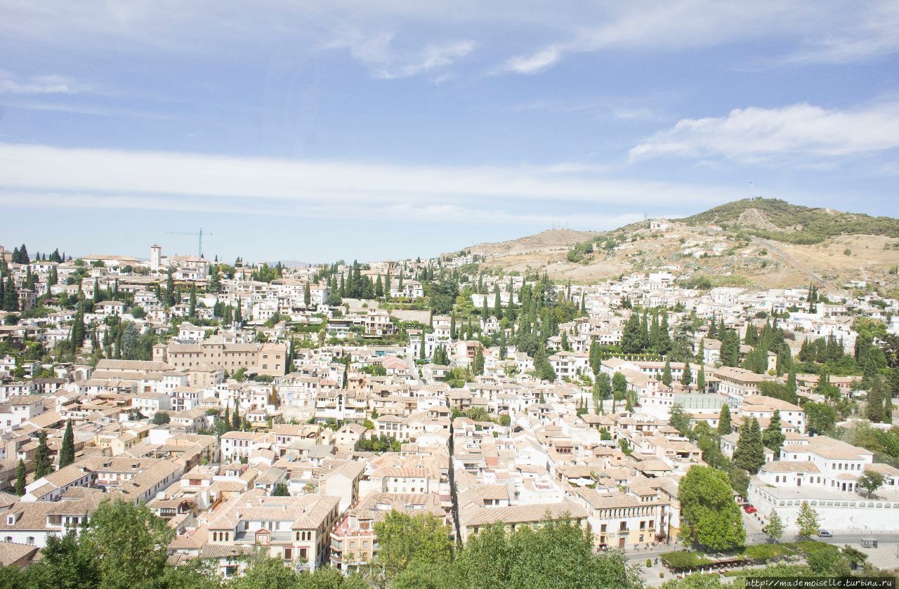 Вид на старый арабский район Альбайсин Испания