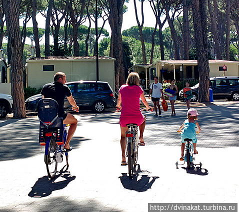 Типичная европейская семья, все на велах! Сан-Винченцо, Италия