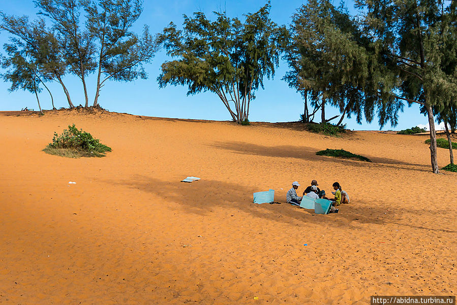 Местные жители с ковриками ждут туристов Муй-Не, Вьетнам