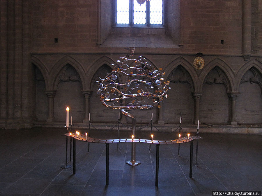 Дерево Жизни в соборе. К нему можно поставить свечи. Дерево Жизни в соборе. К нему можно поставить свечи.