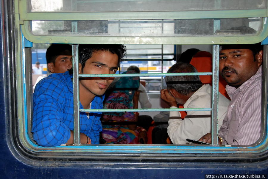 Бандюки в окнах Дауса, Индия