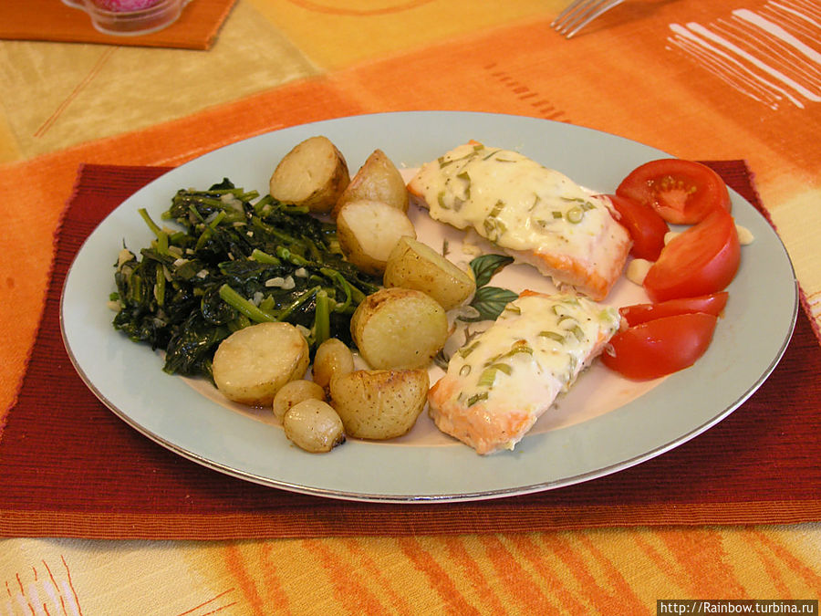 Лосось запеченый с пикантной смесью, молодой картофель и свежий шпинат из моего сада тушеный на масле Норт-Адамс, CША Лосось запеченый с пикантной смесью, молодой картофель и свежий шпинат из моего сада тушеный на масле Норт-Адамс, CША