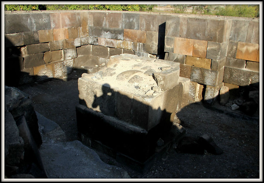 Это я по центру среди древних руин. Это я по центру среди древних руин.