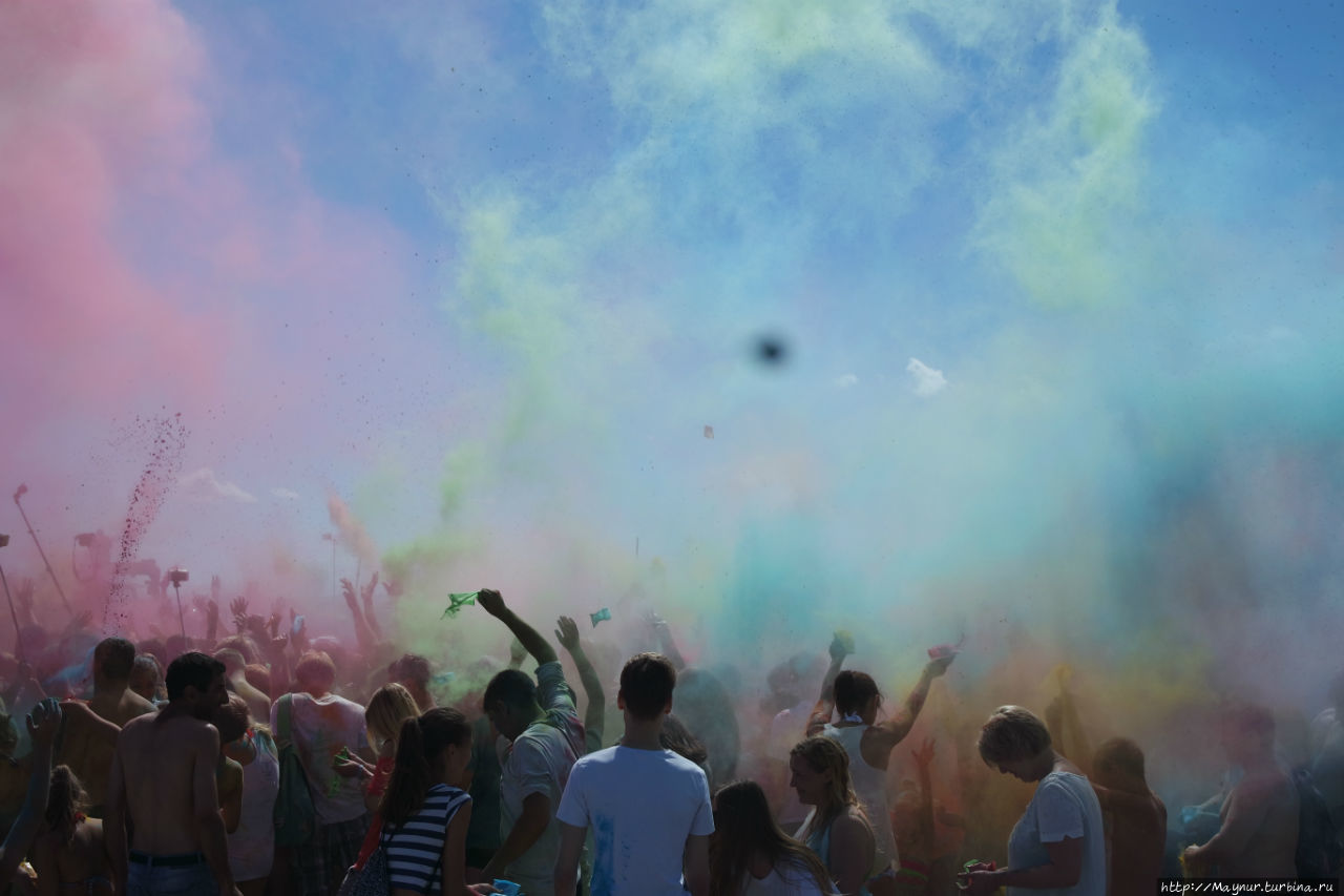 и вот он — одновременный выброс краски вверх! Южно-Сахалинск, Россия и вот он — одновременный выброс краски вверх! Южно-Сахалинск, Россия