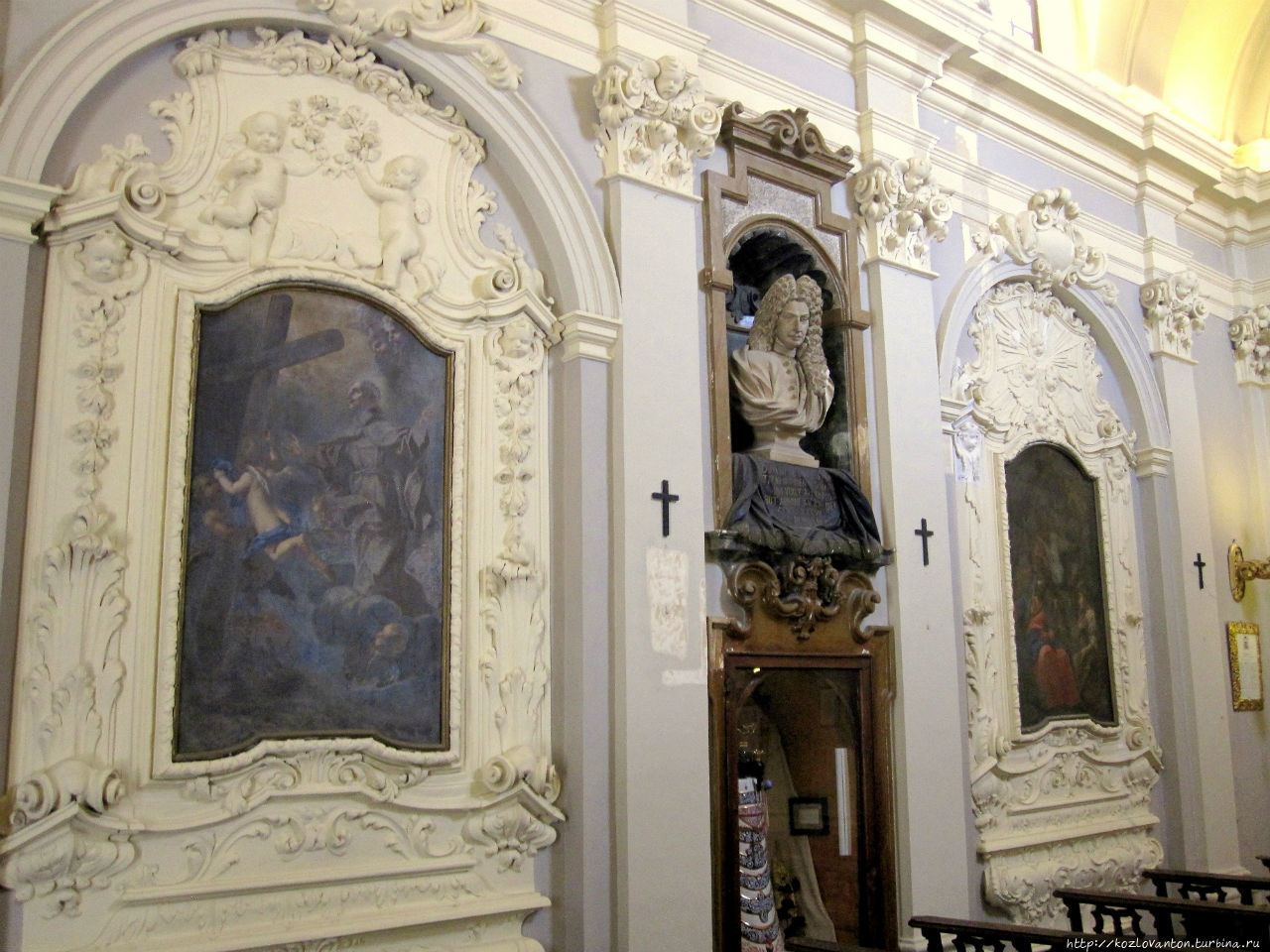На левой стене часовни бюст Джованни Паоло Валлони, который в 1729 был избран капитаном-регентом республики, а также картины 