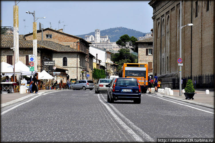 Вдалеке на холме виден Ас Вдалеке на холме виден Ас