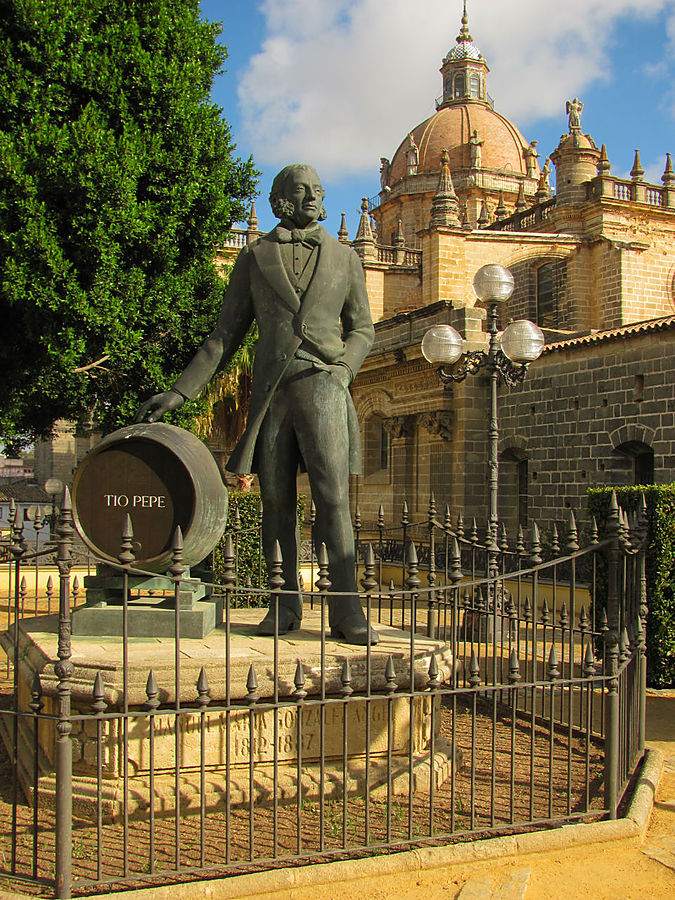 и рядом стоит памятник Manuel María González Angel, основателю предприятия. Херес-де-ла-Фронтера, Испания