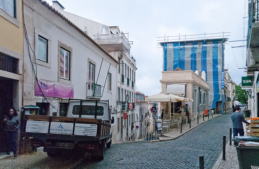 По тротуарам всегда приходится пробираться, обтираясь о мусорки. Лиссабон, Португалия