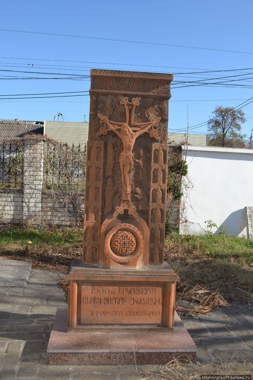 Хачкар в память о жертвах землетрясения 1988 года