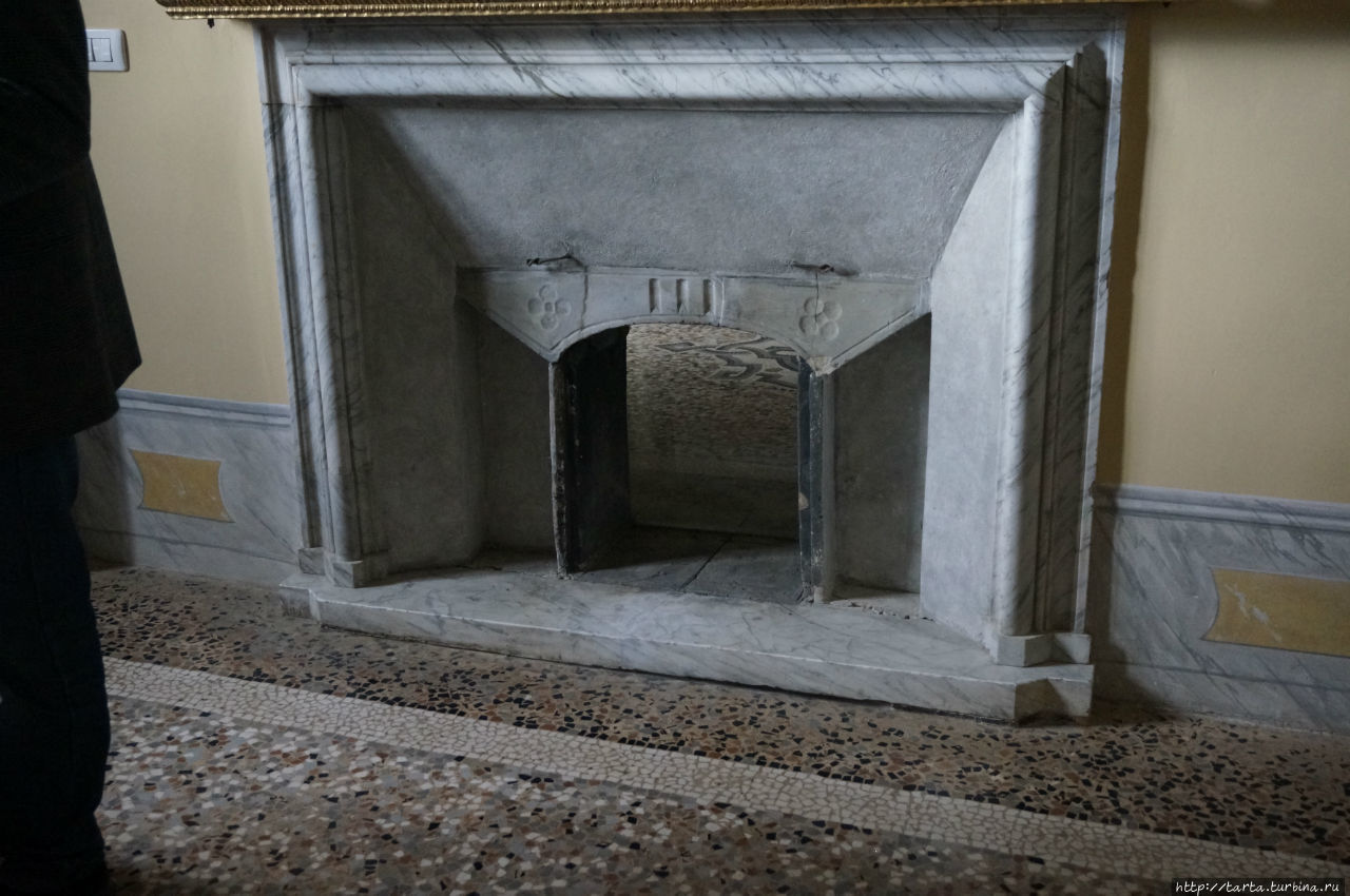 Камин, отапливающий сразу 2 комнаты. Пьемонт, Италия