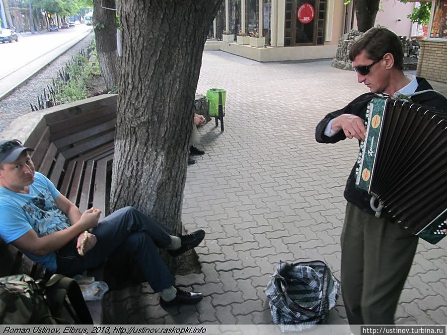 в Пятигорске. Приехали ночным поездом. Местный алкаш играет Андрюхе на баяне в Пятигорске. Приехали ночным поездом. Местный алкаш играет Андрюхе на баяне