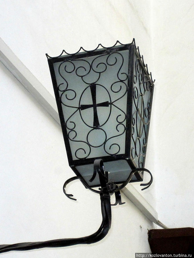 Изысканные фонари украшают интерьеры Олевисте. Таллин, Эстония