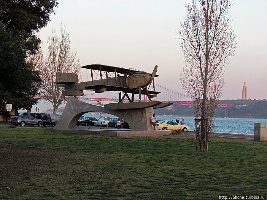 памятник самолету, первому перелетевшему через Атлантику Лиссабон, Португалия