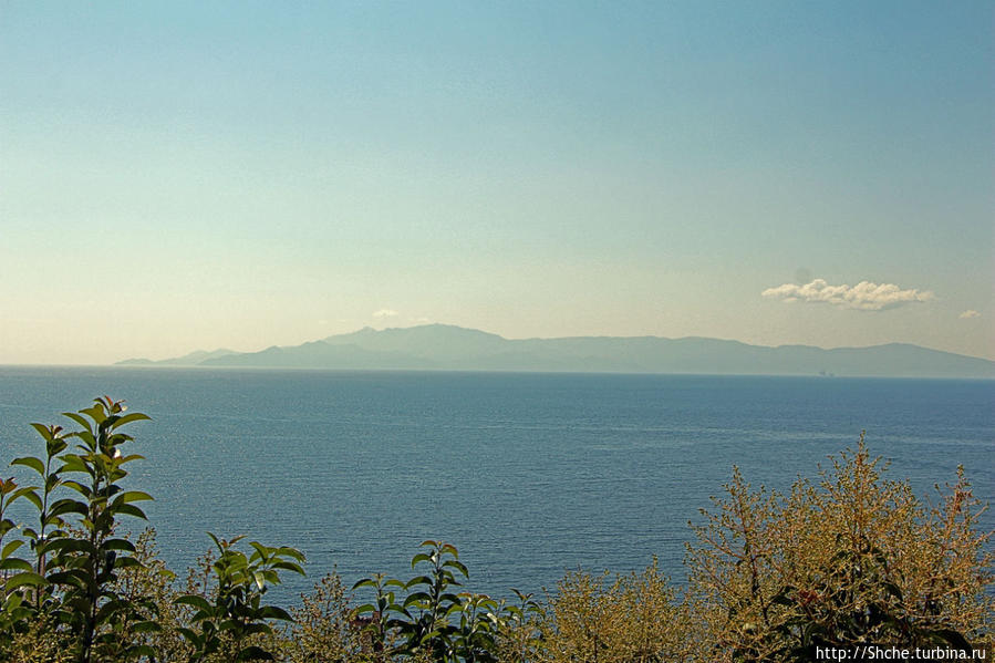 а на море в дымке виднеется остров Фасос — популярное курортное направление Кавала, Греция