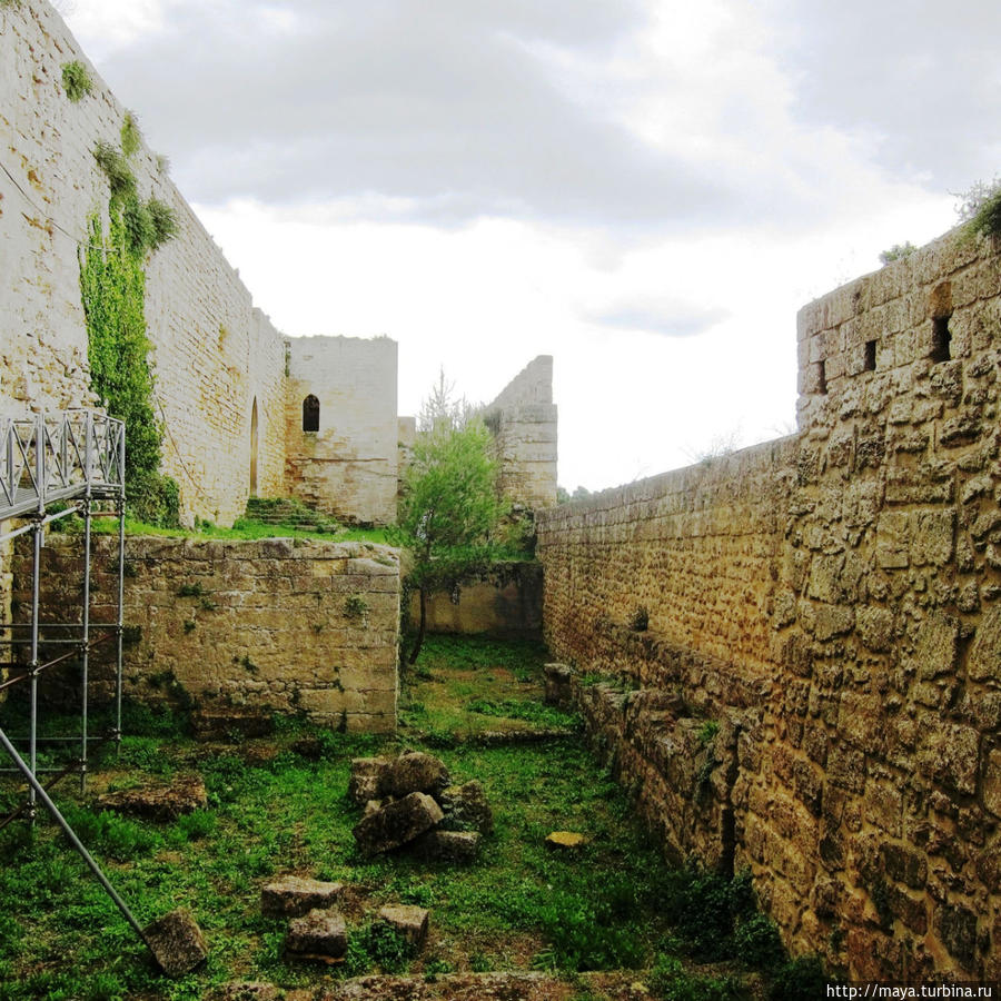 стена старая и новая Энна, Италия