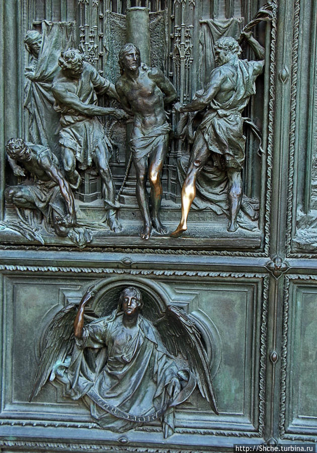 Двери Миланского собора, способные вызвать культурный шок Милан, Италия