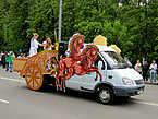 Квадрига с Олимпийскими богами — это генеральный партнер карнавала Сбербанк России.