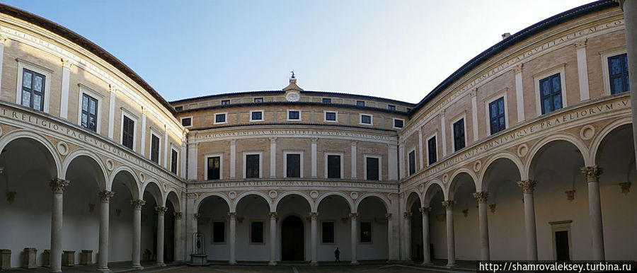 Герцогский дворец и Национальная галерея Урбино, Италия