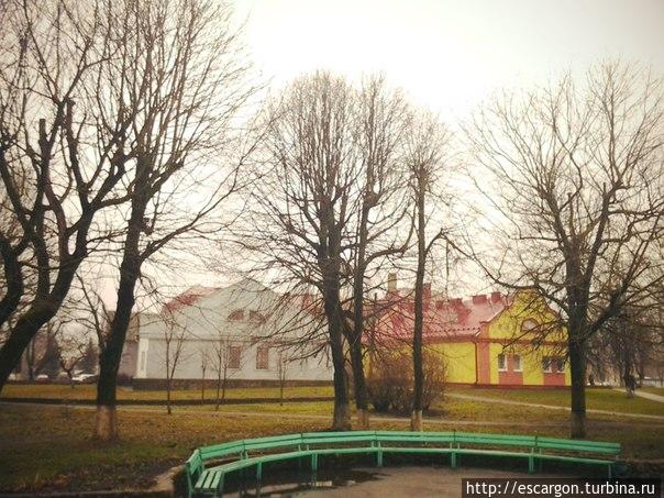 Рядом же скамеечки и парк для отдыха местных жителей.. Копыль, Беларусь