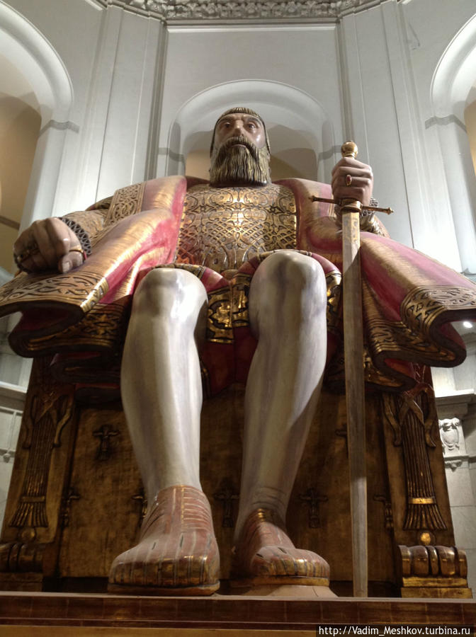 В главном зале Северного музея установлена огромная статуя короля Густава Васы, восстановившего шведскую государственность. Стокгольм, Швеция
