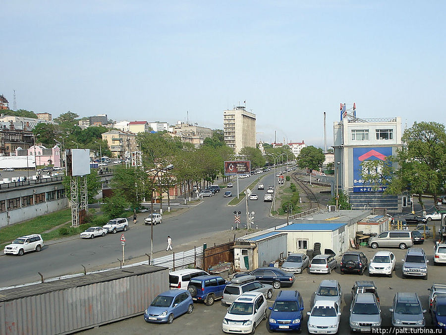 Такой Корабельная набережная предстает перед нами с железнодорожного виадука к Площади Борцов за власть Советов. Высотное здание — это Штаб Тихоокеанского флота Такой Корабельная набережная предстает перед нами с железнодорожного виадука к Площади Борцов за власть Советов. Высотное здание — это Штаб Тихоокеанского флота