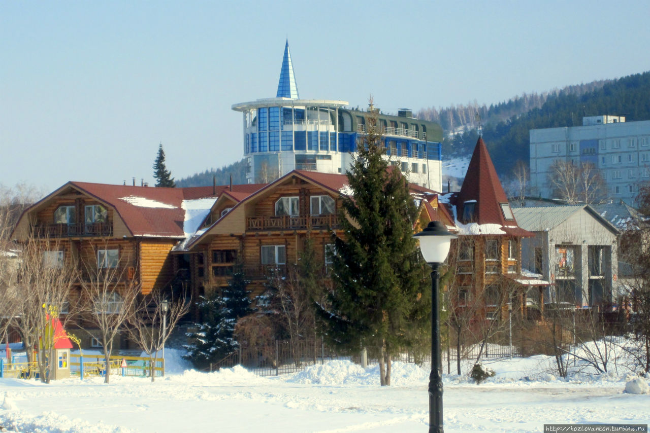Вид на курорт-отель Беловодье с мини-аквапарком внутри. Белокуриха, Россия