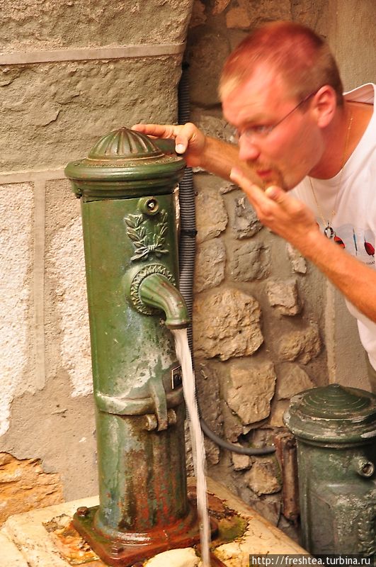 А кое-кто пьет просто воду: Анси гордится качеством своей водопроводной воды, впрочем, и прозрачно-лазурной озерной — тоже. Анси, Франция