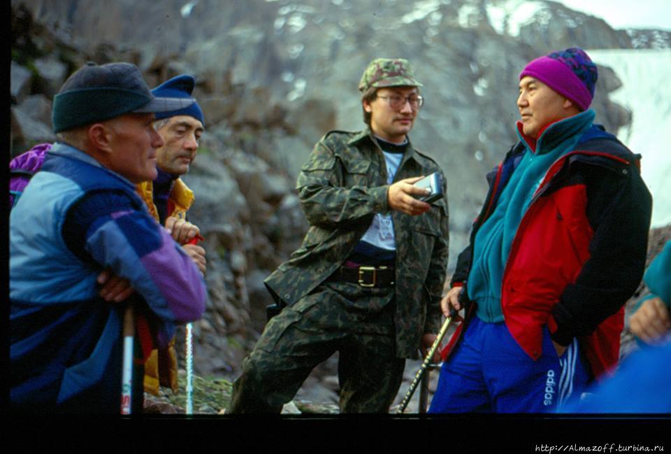 Как президент, мэр Алматы и горный гид на пик Абая ходили Иле-Алатауский Национальный Парк, Казахстан