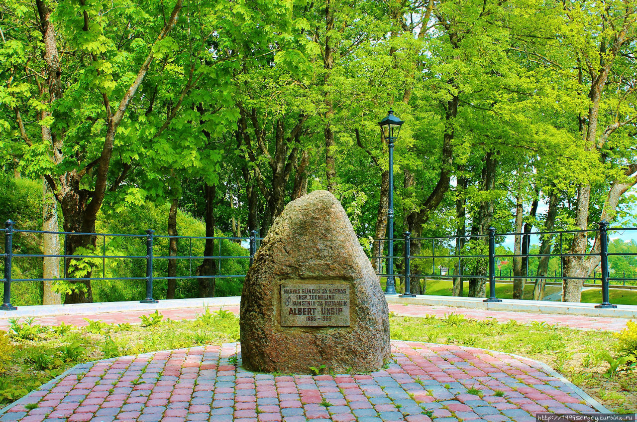 Мемориальный камень эстонского ботаника и актёра Альберта Юксипа в Темном саду. Нарва, Эстония
