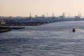 Вид на Ист-ривер с Бруклинского моста. Вдали виден мост Веррацано