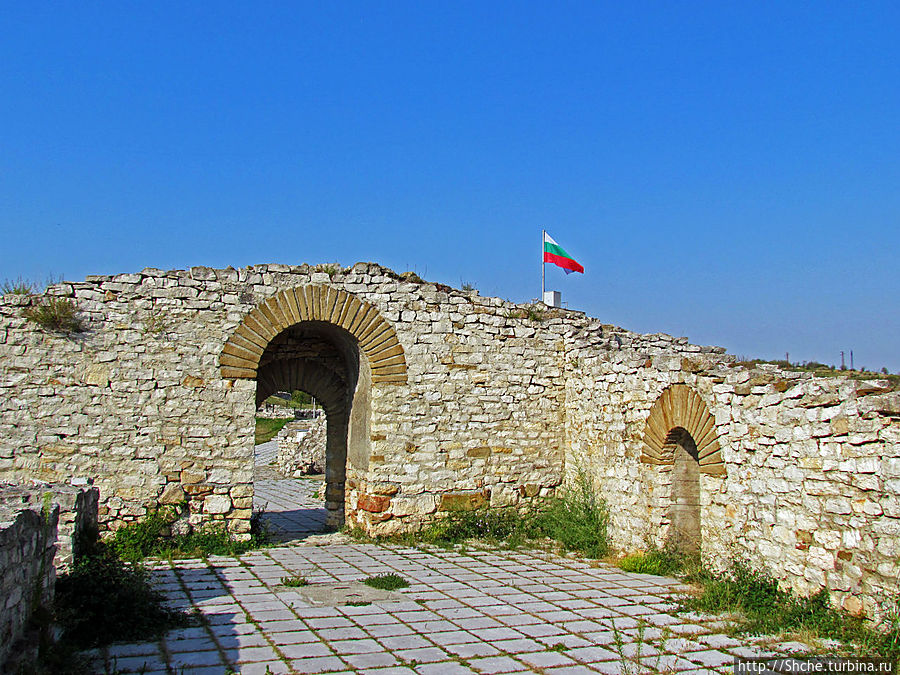 Если в кадре болгарский флаг, то это фото назад, флаг развевается только над цетральным входом Ловеч, Болгария