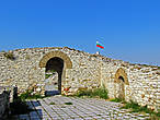 Если в кадре болгарский флаг, то это фото назад, флаг развевается только над цетральным входом