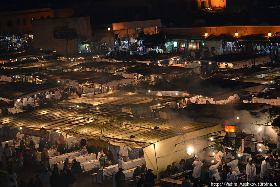 Площадь отрубленных голов Джема Эль-Фна. Ранее здесь проводились казни. Сейчас она заполнена всевозможными колдунами, заклинателями змей, йогами, пожирателями огня и пр. Придется заплатить, если сфотографировать кого-то из них (либо имеющихся у них животных). Площадь отрубленных голов Джема Эль-Фна. Ранее здесь проводились казни. Сейчас она заполнена всевозможными колдунами, заклинателями змей, йогами, пожирателями огня и пр. Придется заплатить, если сфотографировать кого-то из них (либо имеющихся у них животных).