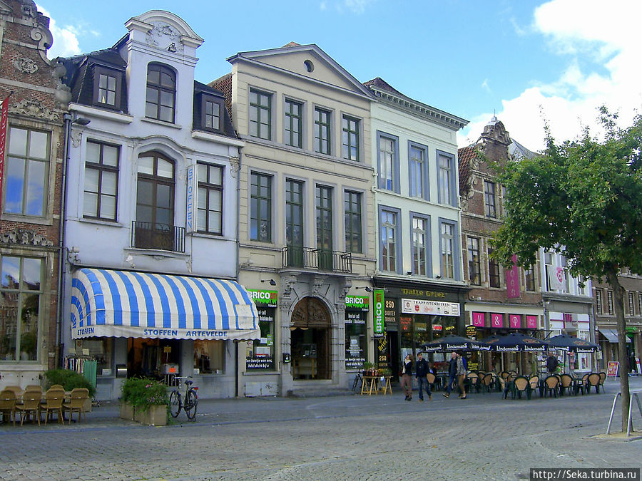 На площади Vrijdagmarkt На площади Vrijdagmarkt