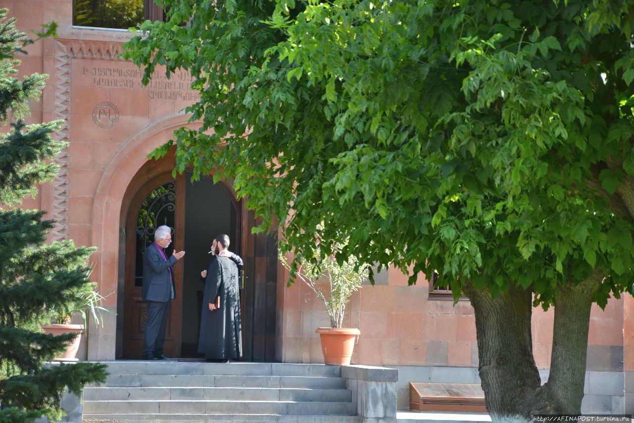 Св. Эчмиадзин — духовный центр Армянской Апостольской Церкви Вагаршапат, Армения